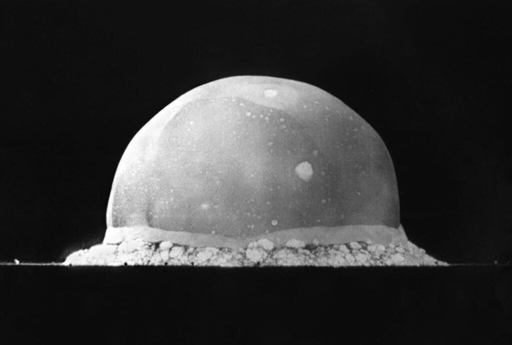Bola de fuego de la prueba Trinity 0,016 segundos después de la detonación en 1945
