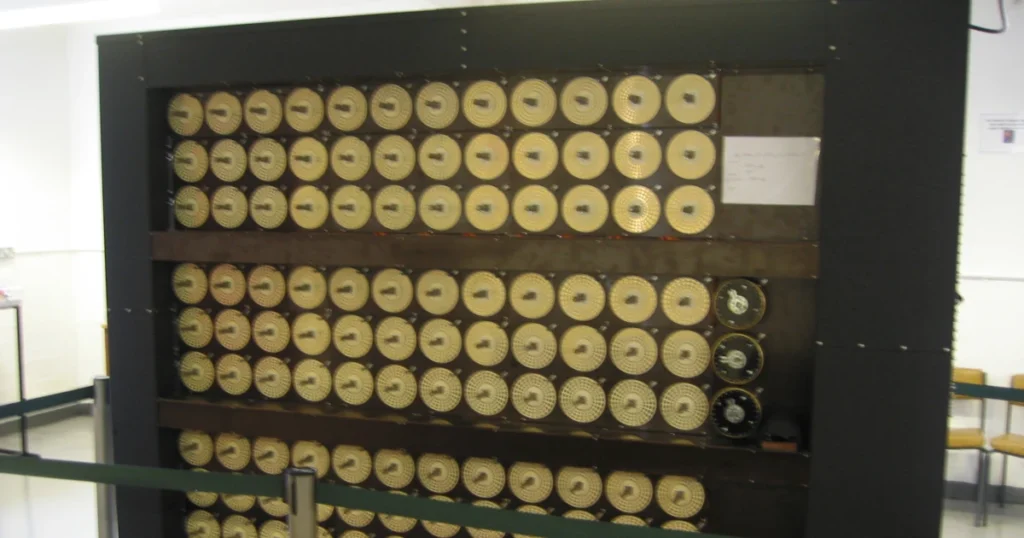 Bombe expuesta en Bletchley Park, fotografiada en 2005.